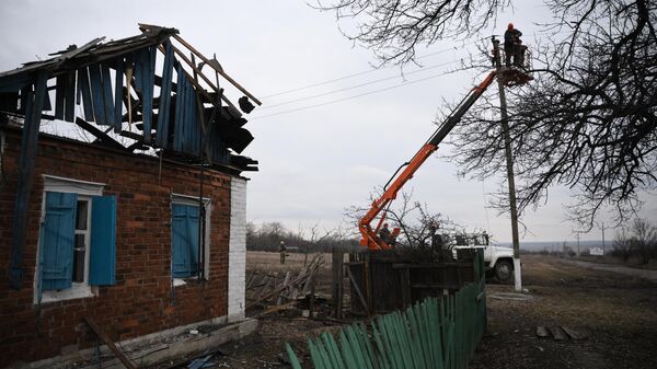 Ремонт линии электропередач, поврежденной в результате обстрела поселка Зайцево в Горловке