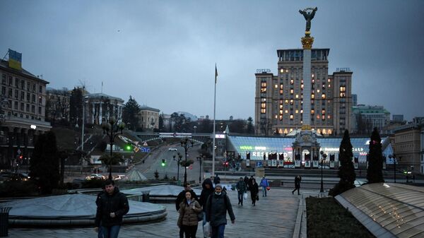 Прохожие идут мимо Монумента Независимости Украины в Киеве, Украина. 24 февраля 2022