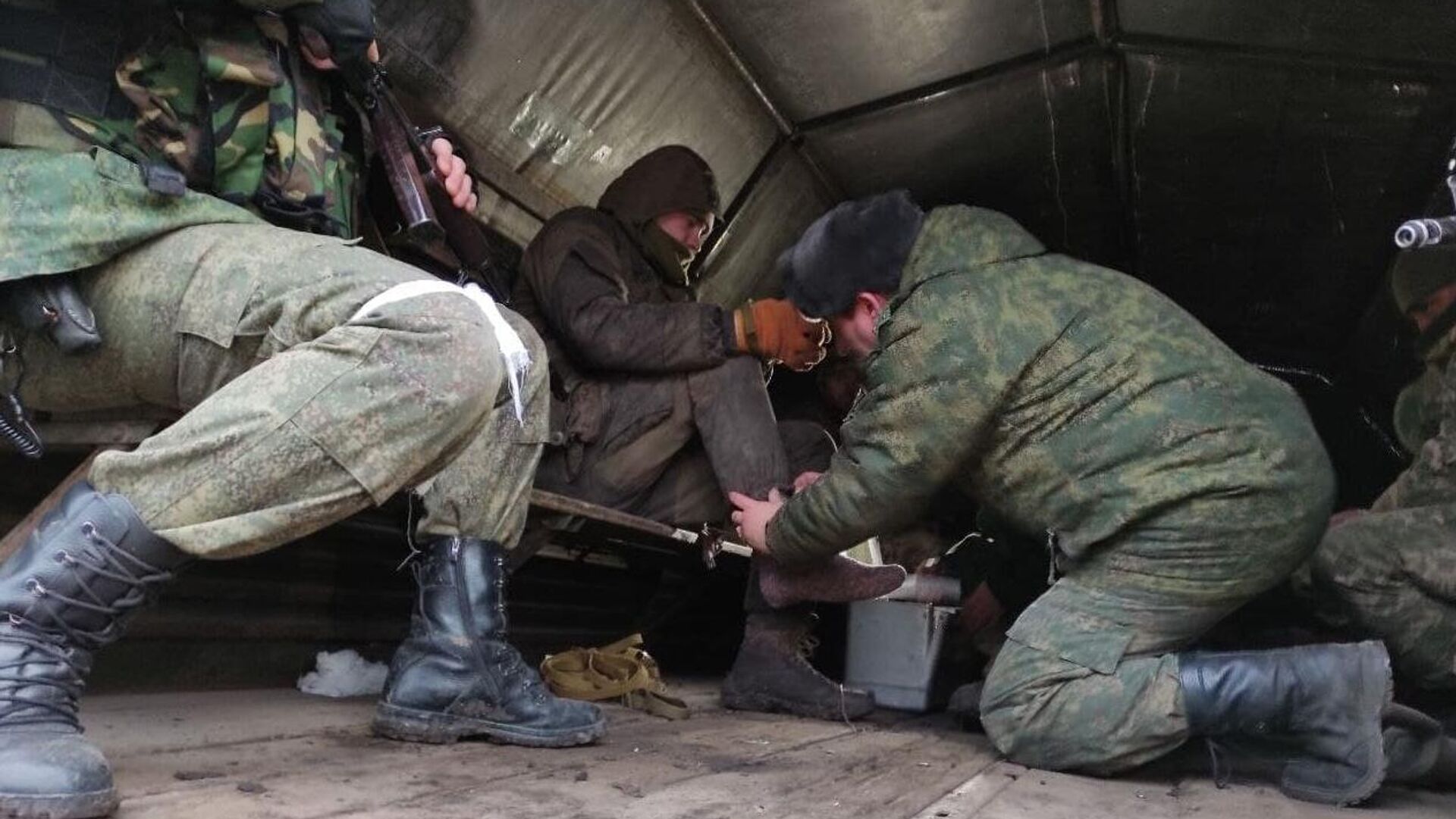 Народная милиция ДНР оказывает медицинскую помощь раненому военнослужащему 53-й бригады вооруженных формирований Украины - РИА Новости, 1920, 24.02.2022