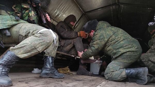 Народная милиция ДНР оказывает медицинскую помощь раненому военнослужащему 53-й бригады вооруженных формирований Украины