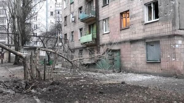 Дом, пострадавший в результате массированных обстрелов Донецка