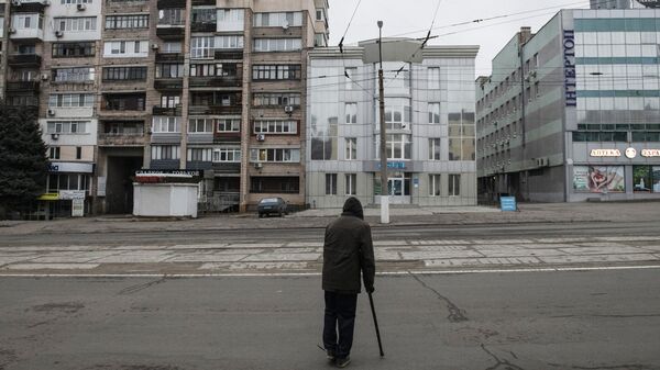 Мужчина на одной из улиц Луганска