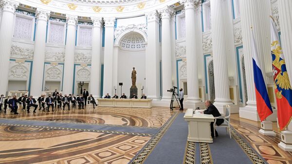 Президент России Владимир Путин во время встречи с представителями российских деловых кругов