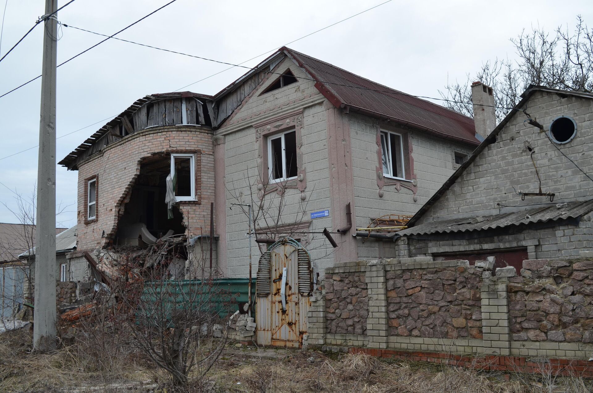 Разрушенные дома на улице Стратонавтов - РИА Новости, 1920, 24.02.2022