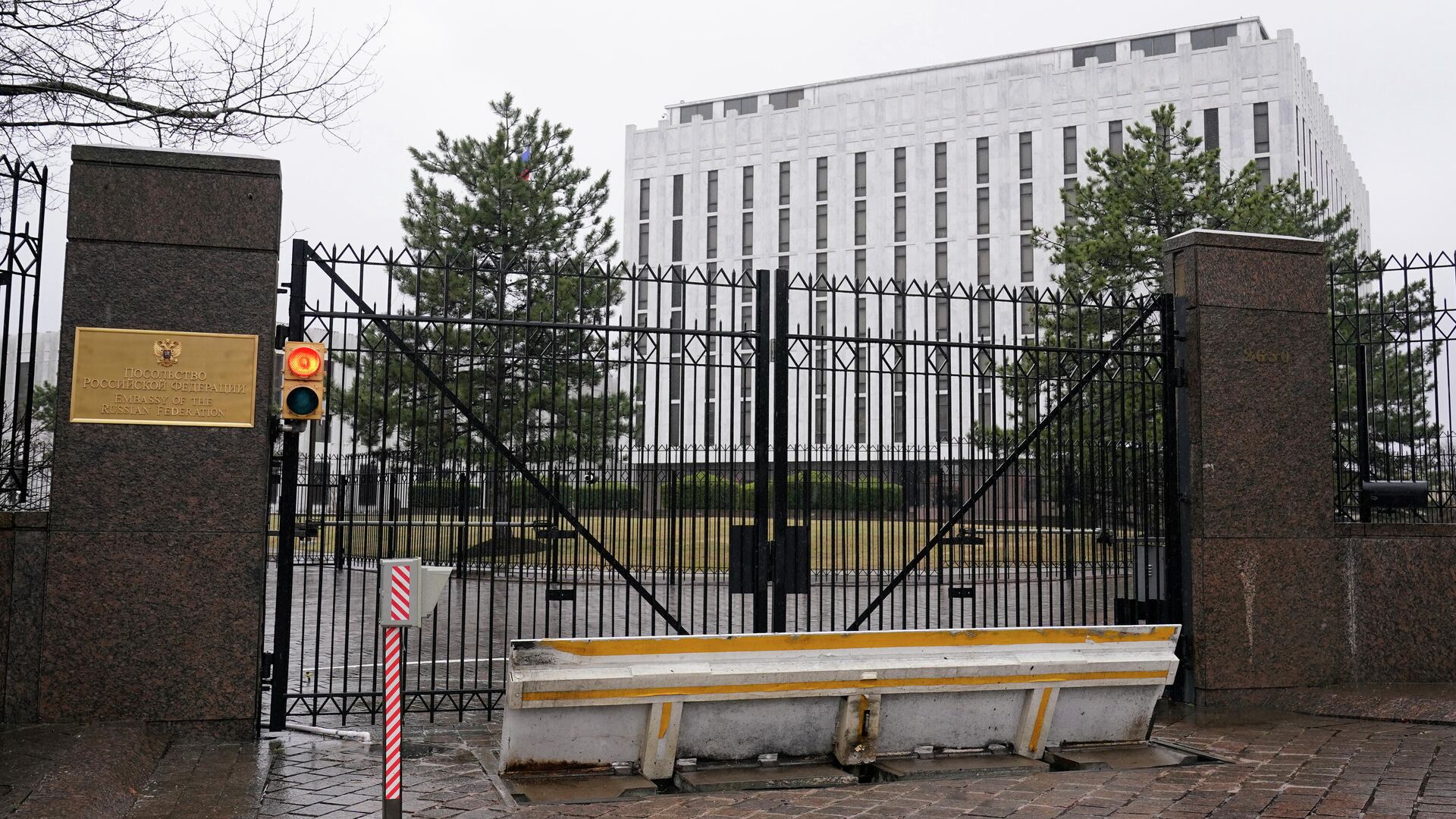 Ворота перед зданием посольства России в США - РИА Новости, 1920, 11.11.2022