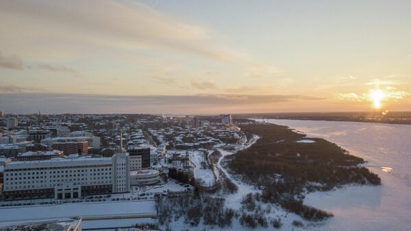 Вид на набережную Томска и реку Томь с высоты птичьего полета