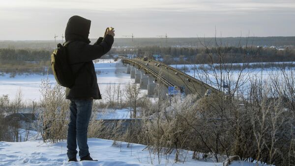 Турист снимает виды Томска и реки Томь