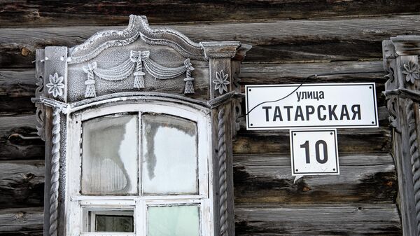 Окно старинного деревянного дома на улице Татарской в Томске