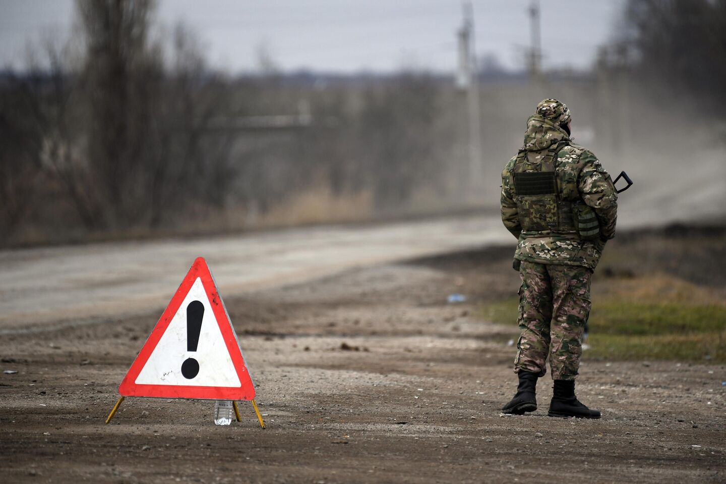 Военнослужащий ВС РФ на контрольно-пропускном пункте Военнослужащий ВС РФ на контрольно-пропускном пункте