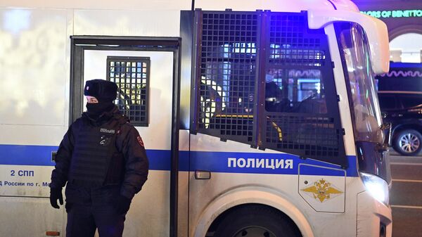 Сотрудники полиции, обеспечивающие порядок на несогласованной акции против операции по демилитаризации Украины, на Пушкинской площади в Москве