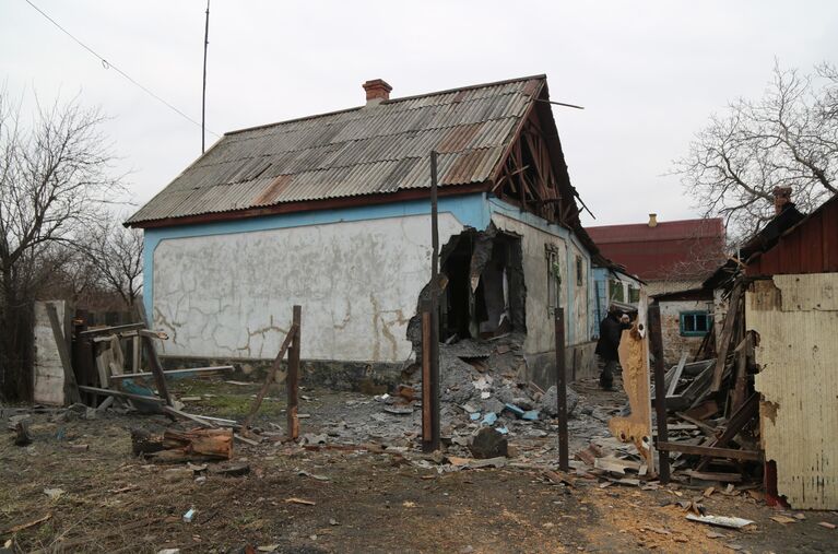 Дом поврежденный в результате обстрела ВСУ поселка Зайцево в Горловке