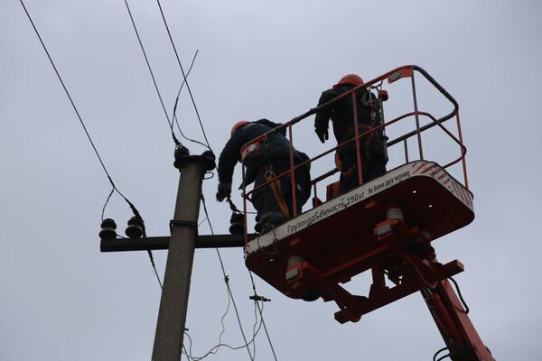 Ремонт линии электропередачи, поврежденной в результате обстрела поселка Зайцево в Горловке