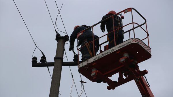 Ремонт линии электропередачи, поврежденной в результате обстрела поселка Зайцево в Горловке