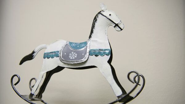 Сувенир в виде расписной лошадки в магазине в Томске