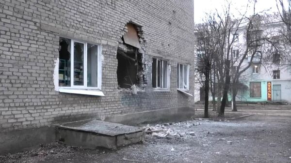 Дом, пострадавший в результате массированных обстрелов Донецка