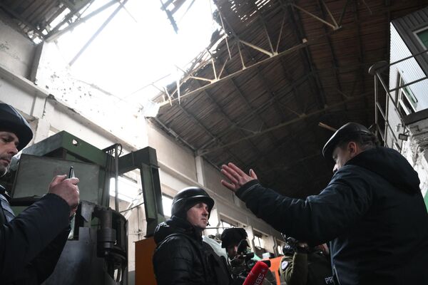 Журналисты на заводе по ремонту горно шахтного оборудования ЗАО НПП Спецуглемаш, пострадавшему в результате обстрела в Горловке