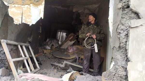 Житель Горловки в доме, разрушенном в результате применения БМ-21 Град по жилому сектору