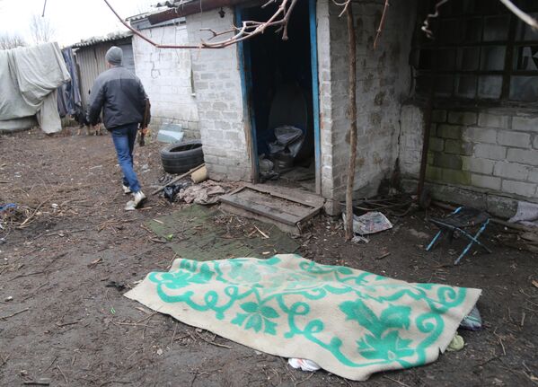 Тело женщины, погибшей в результате обстрела поселка Зайцево в Горловке