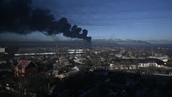Черный дым поднимается над военным аэродромом в Чугуеве под Харьковом