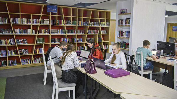 Студенты в библиотеке Томского государственного университета (ТГУ)
