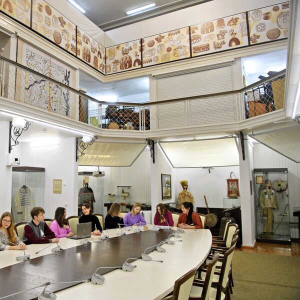 Студенты на лекции в зале музея Томского государственного университета (ТГУ)