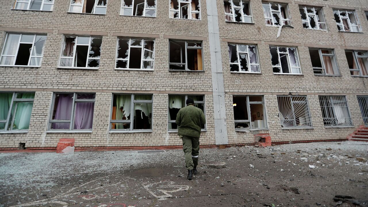 Иностранным журналистам показали обстрелянную ВСУ школу в Горловке - РИА  Новости, 26.03.2022