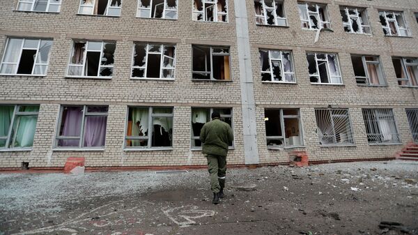 Здание школы в Горловке после обстрела