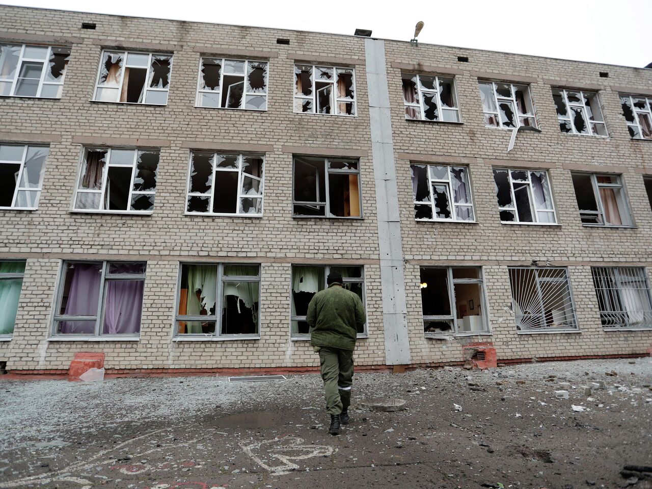 Двое учителей погибли при обстреле школы в Горловке - РИА Новости,  25.02.2022