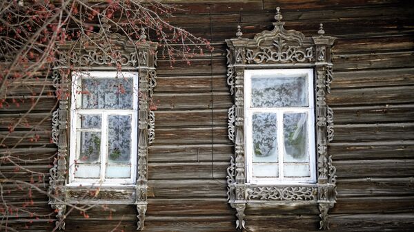 Старинные наличники на деревянном доме в Томске