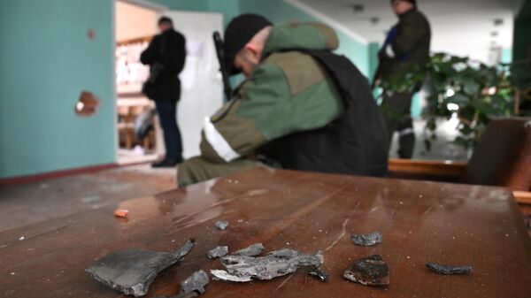 Осколки снаряда, попавшего в здание школы в Горловке