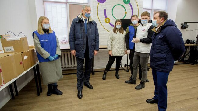 Председатель Законодательного Собрания Вологодской области Андрей Луценко в пункте приема вещей для эвакуированных жителей ЛНР и ДНР