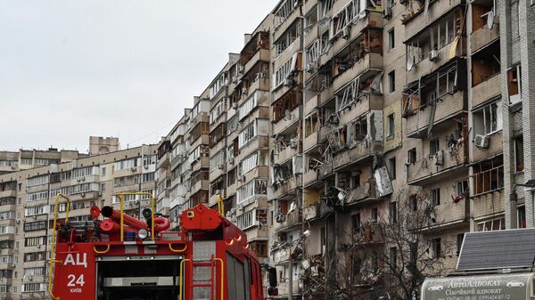 Пожарный автомобиль у поврежденного жилого дома на улице Кошица в Киеве