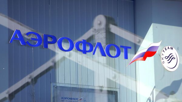 Логотип авиакомпании Аэрофлот в витрине офиса продаж в Москве