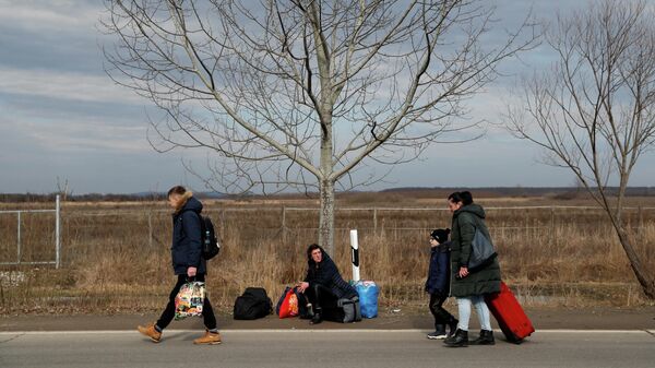 Люди на границе Украины и Венгрии