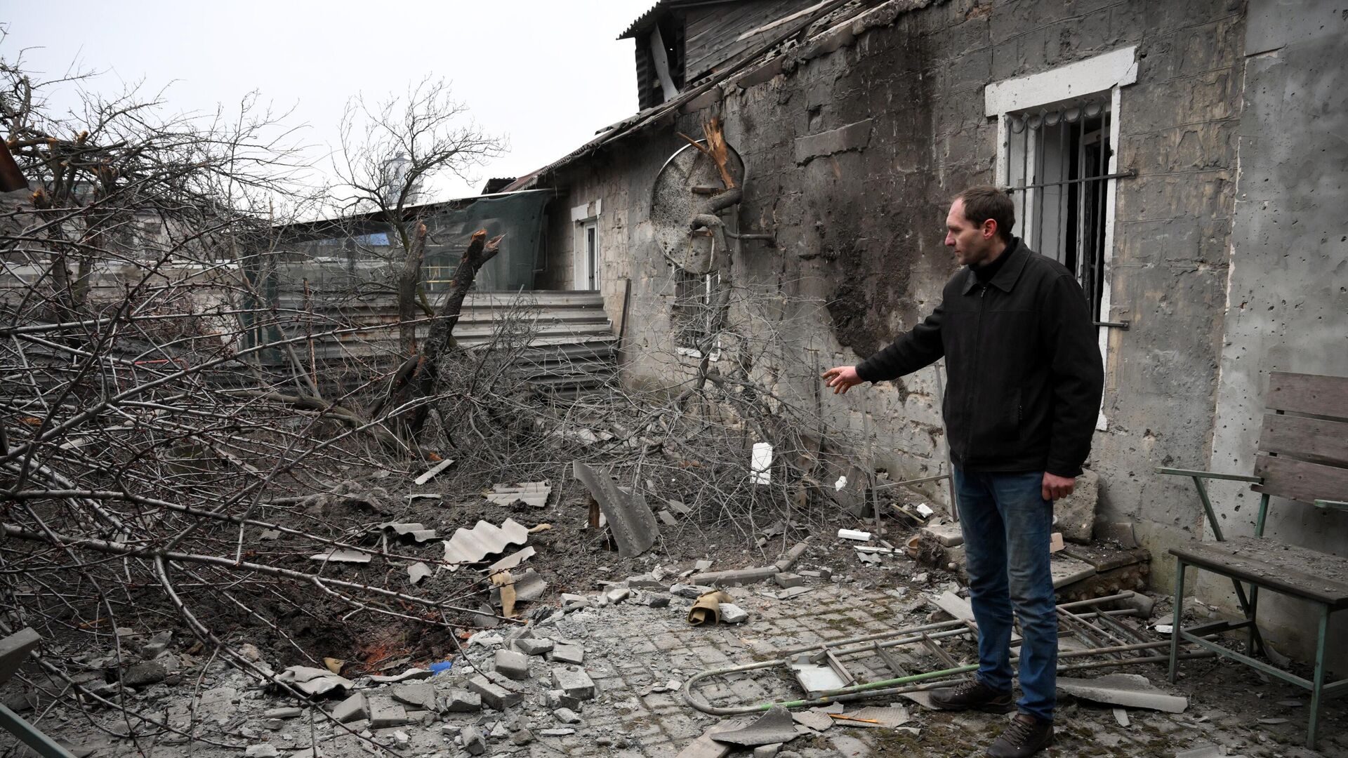Последствия взрыва снаряда во дворе жилого дома  - РИА Новости, 1920, 25.02.2022