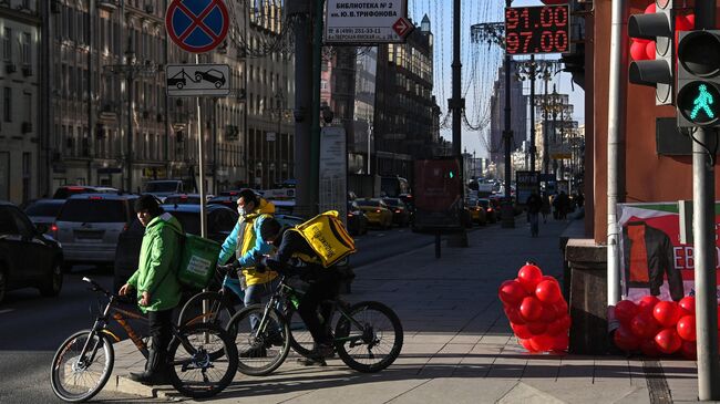 Электронное табло с курсом валют на Тверской улице в Москве