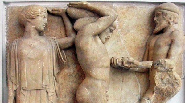 Метопа храма Зевса в Олимпии, на которой изображены Атлант с яблоками Гесперид и Геракл, удерживающий небосвод