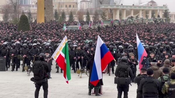 Военнослужащие во время напутственного слова главы Чеченской Республики Рамзана Кадырова в Грозном. Кадр видео