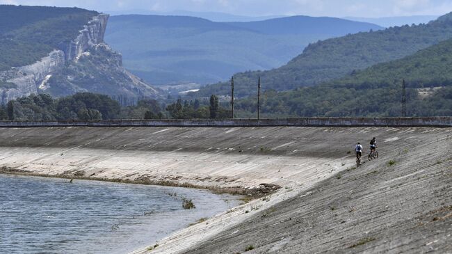 Мальчики на велосипедах катаются у Бахчисарайского водохранилища