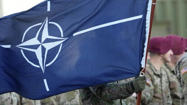 Американские военные с флагом НАТО на базе Адажи в Латвии