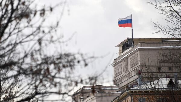 Государственный флаг России на здании Министерства обороны РФ 