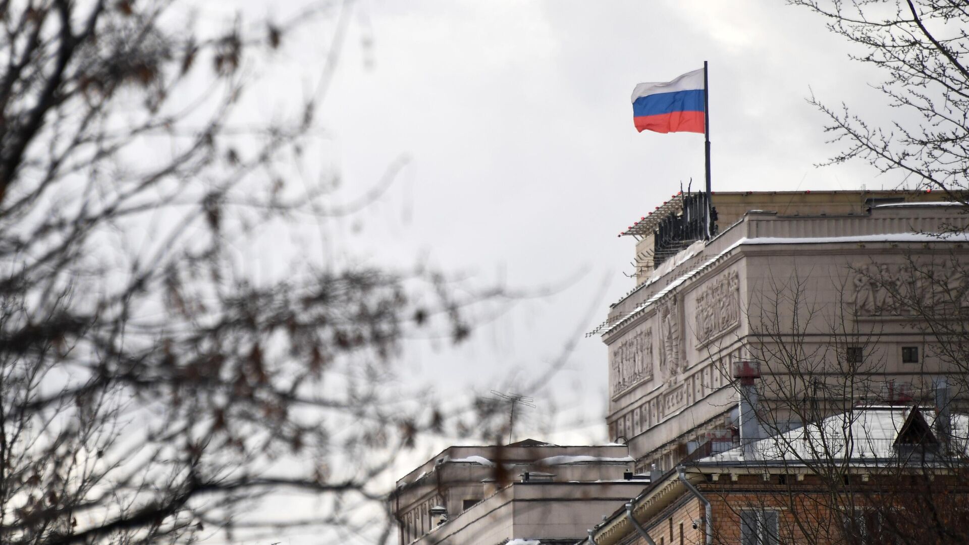 Государственный флаг России на здании Министерства обороны РФ в Москве - РИА Новости, 1920, 28.02.2022
