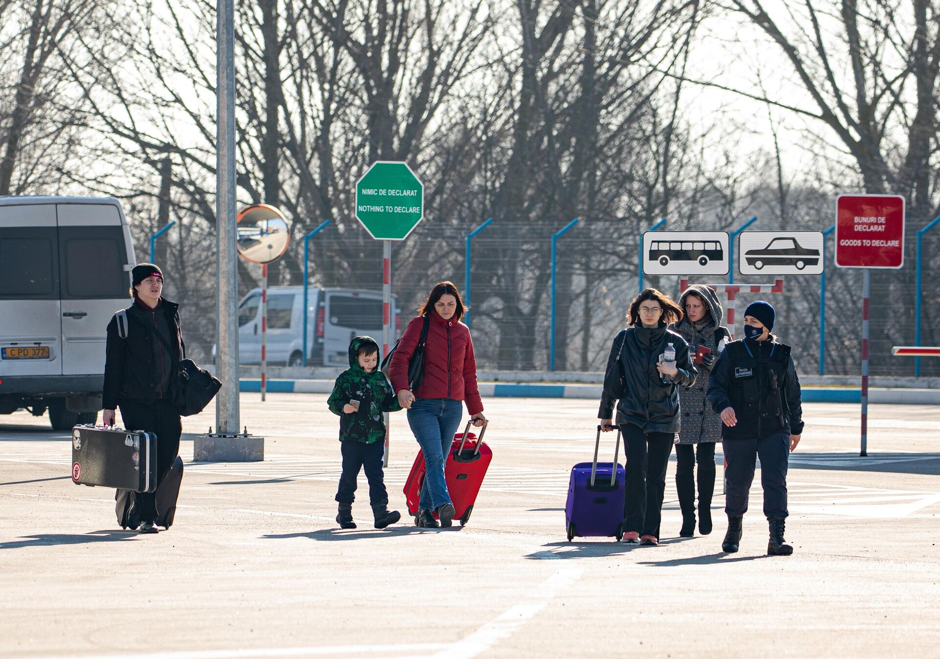 Жители Украины проходят молдавско-украинскую границу через КПП Паланка - РИА Новости, 1920, 26.04.2022
