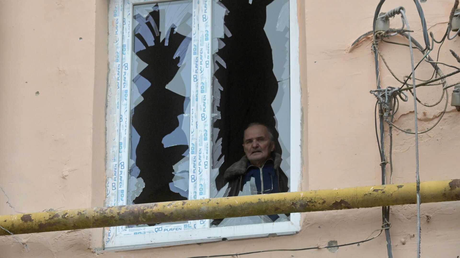 Житель в комнате жилого дома, подвергшегося обстрелу, в Киевском районе Донецка - РИА Новости, 1920, 27.02.2022