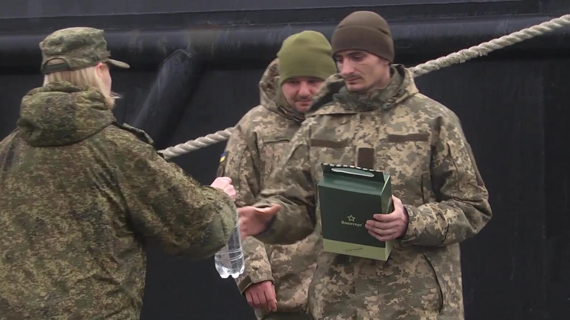 Сдавшиеся военнослужащие Украины получают индивидуальные пакеты с питанием и бутилированную воду в Севастополе (скриншот видео) - РИА Новости, 1920, 27.02.2022