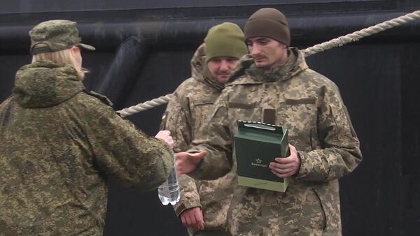 Сдавшиеся военнослужащие Украины получают индивидуальные пакеты с питанием и бутилированную воду в Севастополе (скриншот видео)