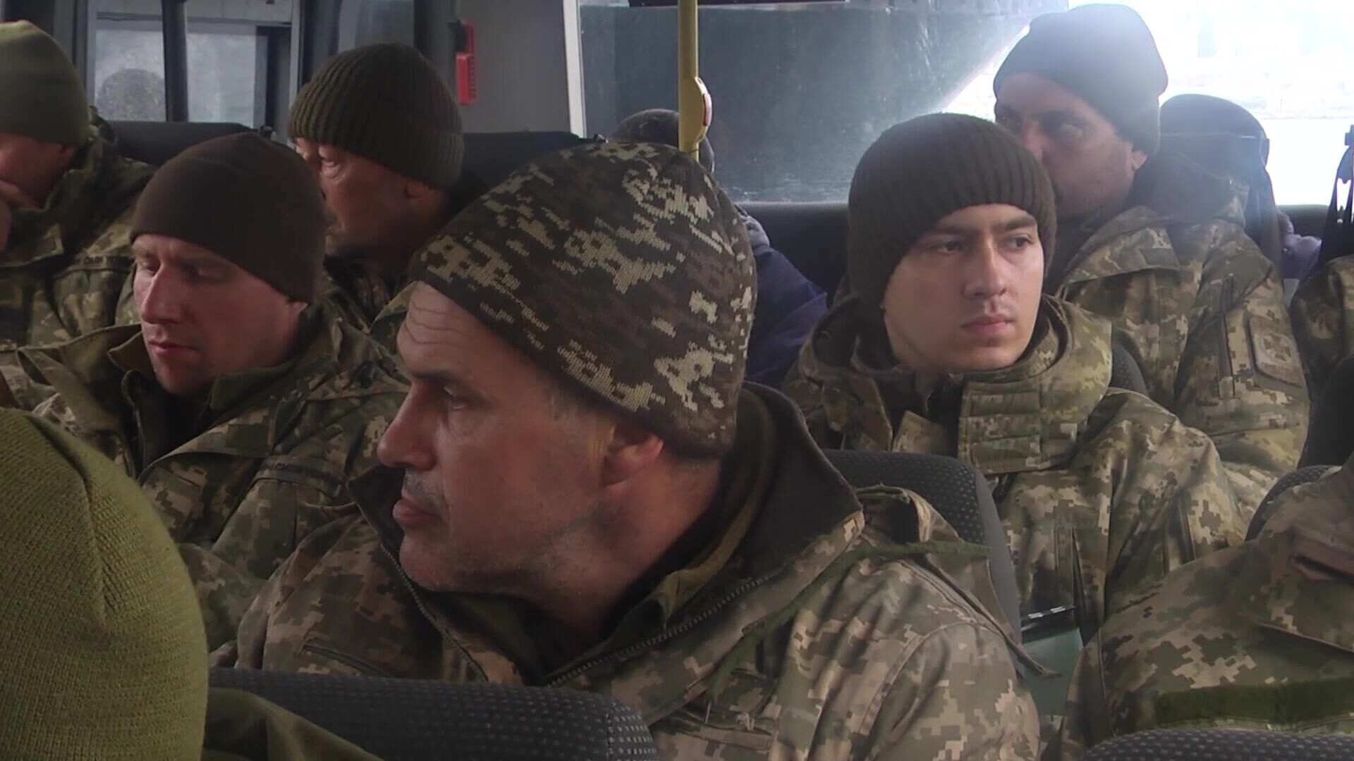 Сдавшиеся военнослужащие Украины в автобусе в Севастополе (скриншот видео) - РИА Новости, 1920, 08.04.2022