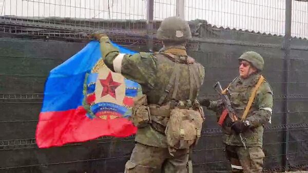 Поднятие флага ЛНР над Станицей Луганской. Скриншот видео