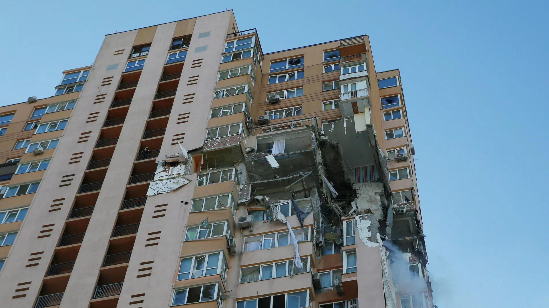 Жилой дом в Киеве, в который попала ракета украинского зенитного ракетного комплекса - РИА Новости, 1920, 26.02.2022