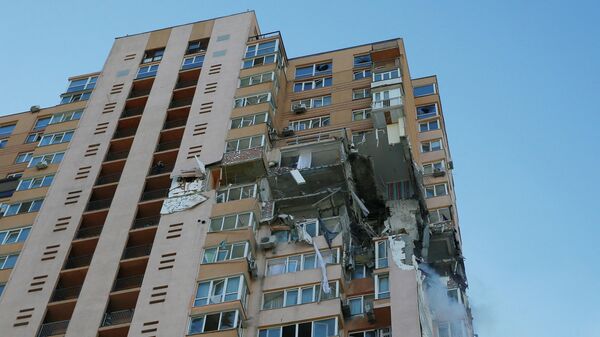 Жилой дом в Киеве, в который попала ракета украинского зенитного ракетного комплекса
